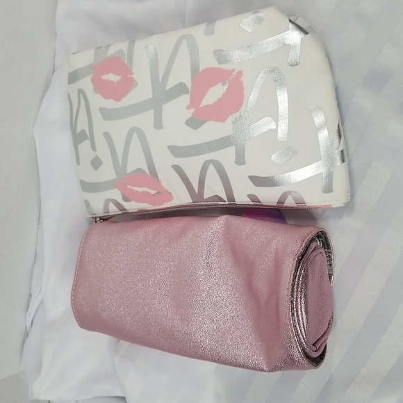 IT COSMETICS SET OF 2 - 1 BRUSH/COSMETIC CASE -1LGE COSMETIC BAG - Picture 3 of 8